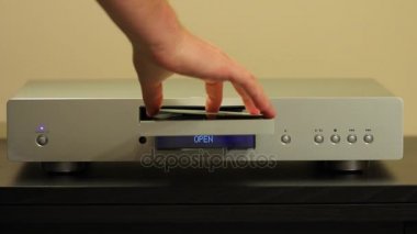 CD oynatıcı bir disk çalıyor