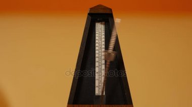 Klasik metronom tıklayarak