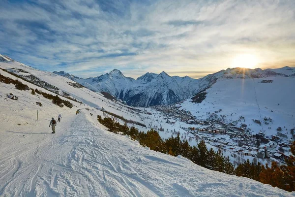 Лыжные трассы, величественный альпийский пейзаж — стоковое фото