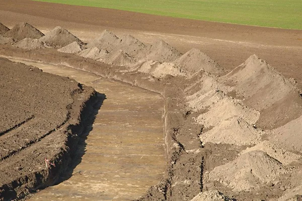 Loopgraaf die gegraven is op een land — Stockfoto
