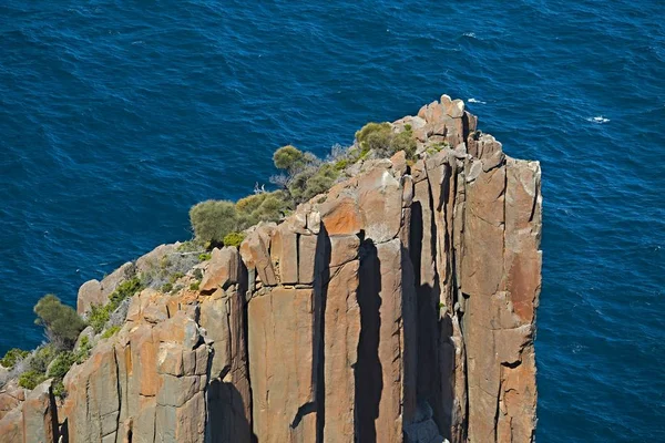 Прочные скалы береговой линии — стоковое фото