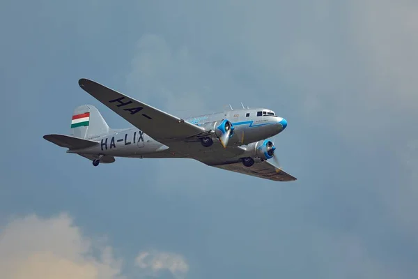 Old aircraft over a city — Stock Photo, Image