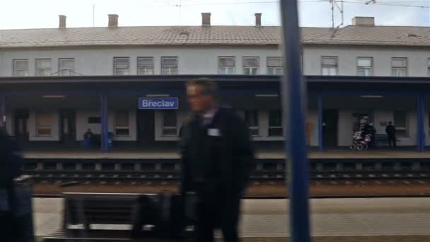 Поїзд прибуває на вокзал — стокове відео