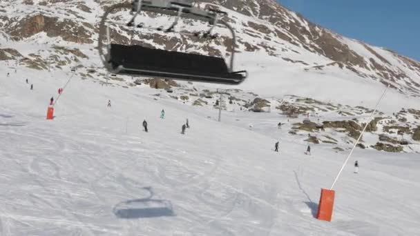 Skifahren auf der Piste — Stockvideo