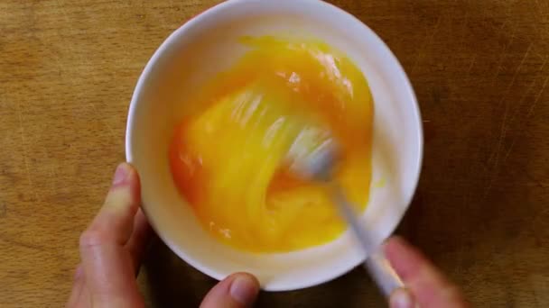 Çırpılmış yumurta yapmak — Stok video