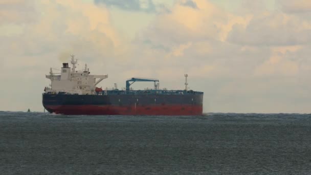 Нефтяной танкер — стоковое видео
