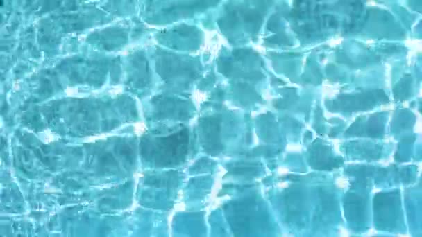 Vlnící se vody v bazénu — Stock video