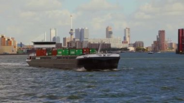 Rotterdam 'da konteynır taşıyan gemi.