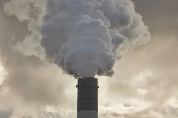 Smoking power plant — Stock Photo, Image