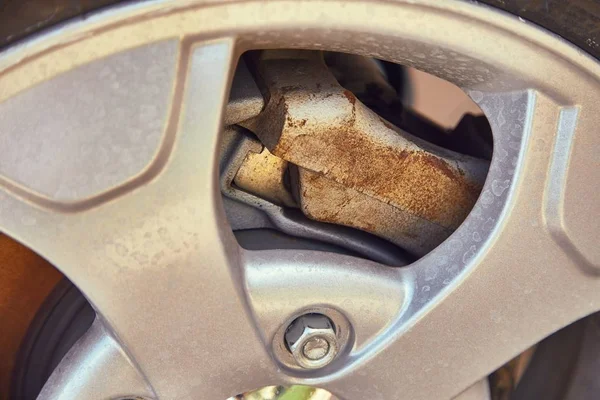 Tekerlek closeup paslı brakediscs ile — Stok fotoğraf