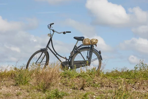 Bicicleta en el campo — Foto de Stock