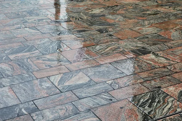 Pavimento de pedra molhada — Fotografia de Stock