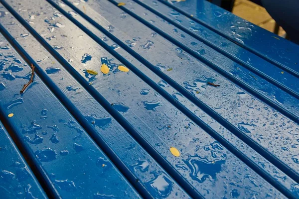 Chuva em uma mesa de parque — Fotografia de Stock
