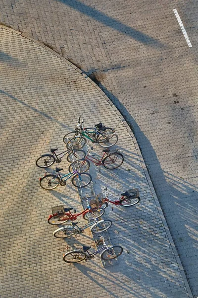 Bicicletas de pé em uma rua — Fotografia de Stock