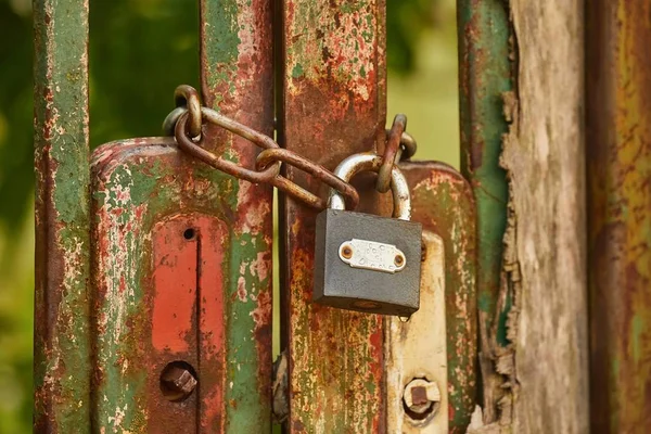 Gammal gat med hänglås — Stockfoto