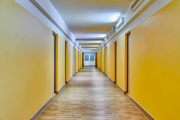 Corridor avec murs jaunes — Photo