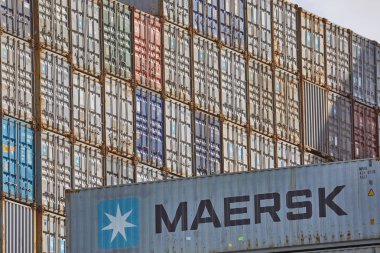gestapelde cargo containers