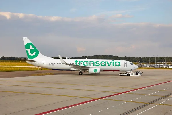 Transavia avião em um aeroporto — Fotografia de Stock