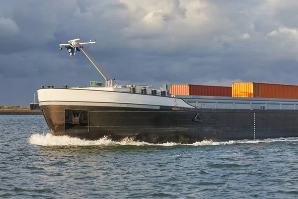 Industrieschiff auf dem Fluss — Stockfoto