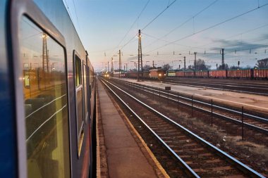 Tren yolculuğu alacakaranlıkta