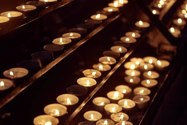Κεριά σε μια σκοτεινή εκκλησία — Φωτογραφία Αρχείου