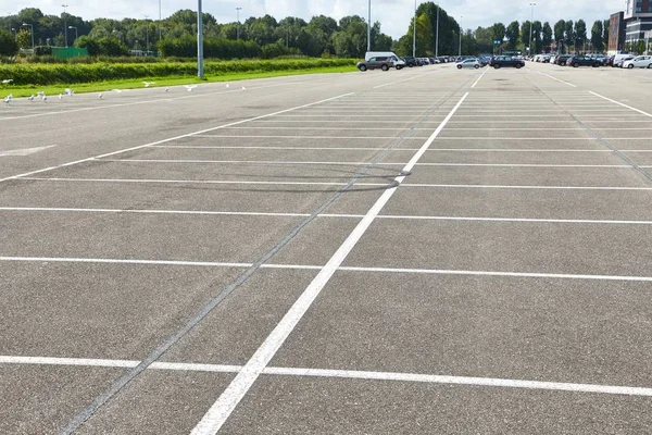 Parkplatz mit leeren Plätzen — Stockfoto