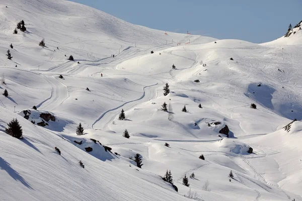 Skidbackar, majestätiska alpina landskapet — Stockfoto