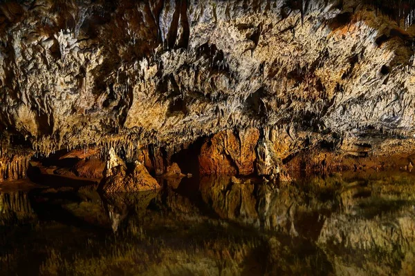 Kalksteen grot met Lake — Stockfoto