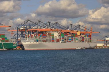 Büyük Konteyner Gemisi