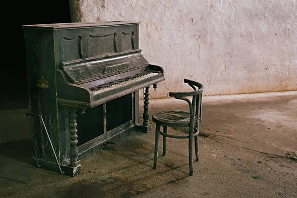 Παλιό εγκαταλελειμμένο πιάνο — Φωτογραφία Αρχείου