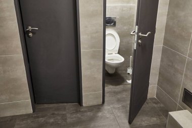 Tuvalet kabini açık
