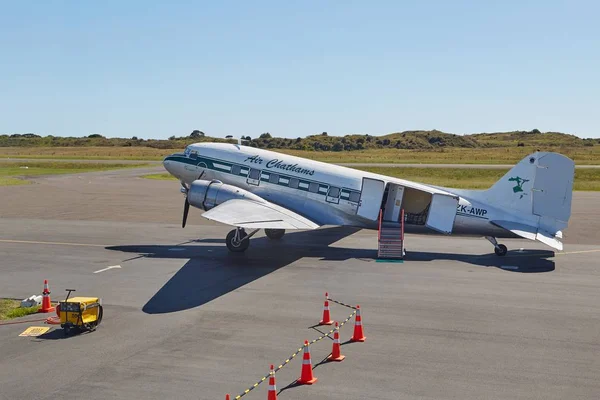 DC-3 en el aeropuerto —  Fotos de Stock