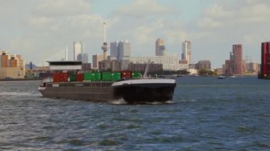 Rotterdam 'da konteynır taşıyan gemi.