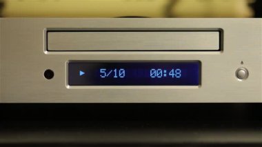 CD oynatıcı bir disk çalıyor