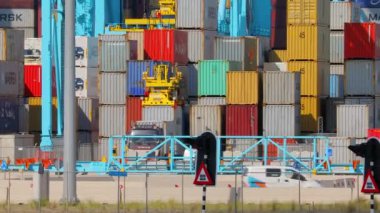 gestapelde cargo containers