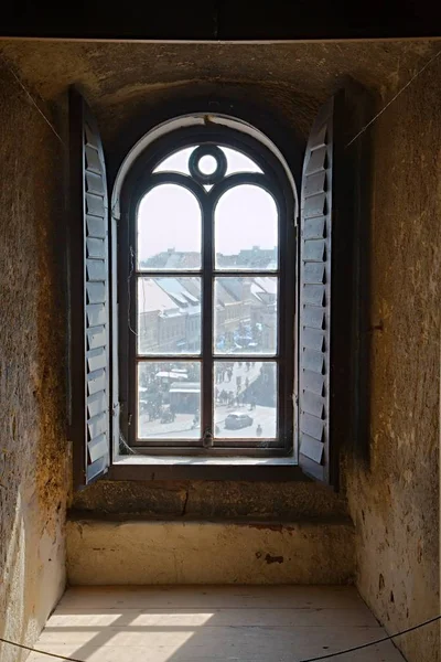 Vieja ventana en una torre — Foto de Stock