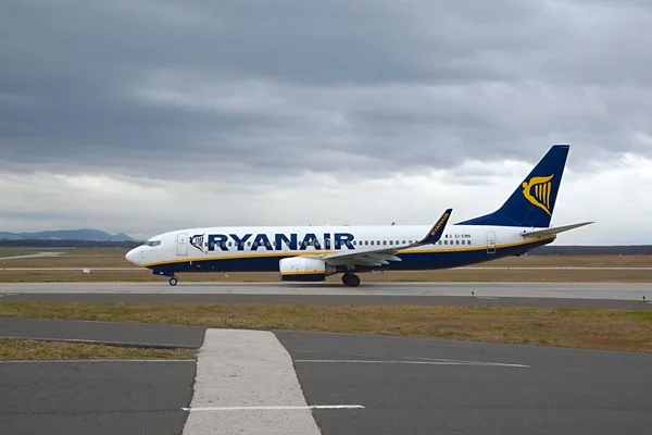 Avião taxiing no aeroporto — Fotografia de Stock