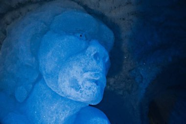 Bir buz mağarasında buz heykeller