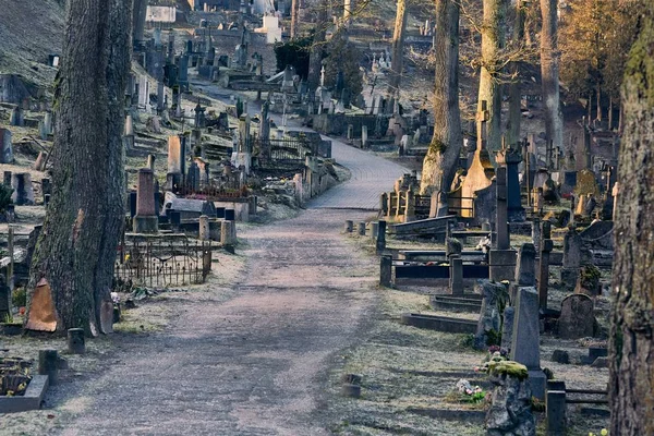 Friedhof mit Grabsteinen — Stockfoto