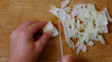 Yemek pişirmek için soğan doğrama