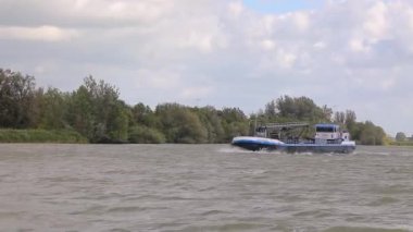 Rotterdam 'da konteynır taşıyan gemi.