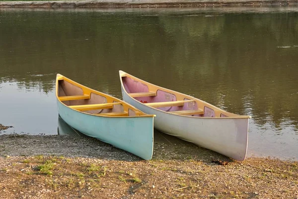 Canoës au bord de la rivière — Photo