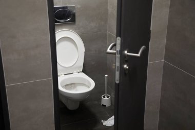 Tuvalet kabini açık