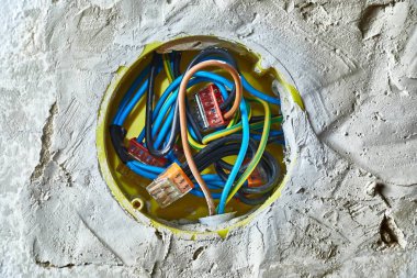 Duvardaki elektrik telleri