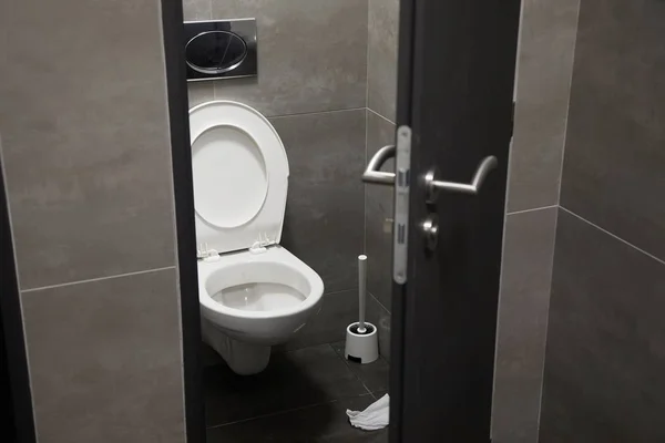 Toilettenhäuschen offen — Stockfoto