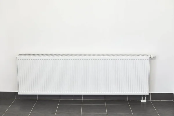 Grande radiatore di riscaldamento — Foto Stock