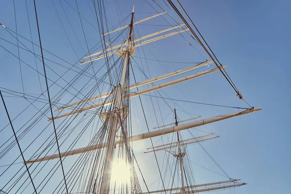 Segelmasten in hellem Licht — Stockfoto