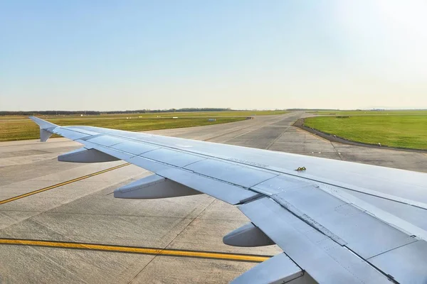 Plene en el aeropuerto —  Fotos de Stock