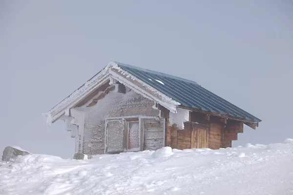 Ijzig winter hut — Stockfoto