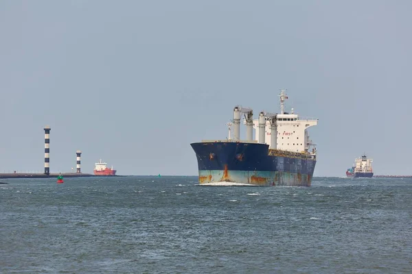 Industrieschiff fährt ein — Stockfoto